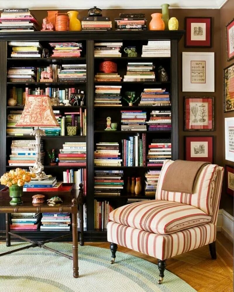 Красивые книжные стеллажи. Стеллажи для библиотеки. Книжные стеллажи в интерьере. Размещение книг. Книжные полки за шторами.
