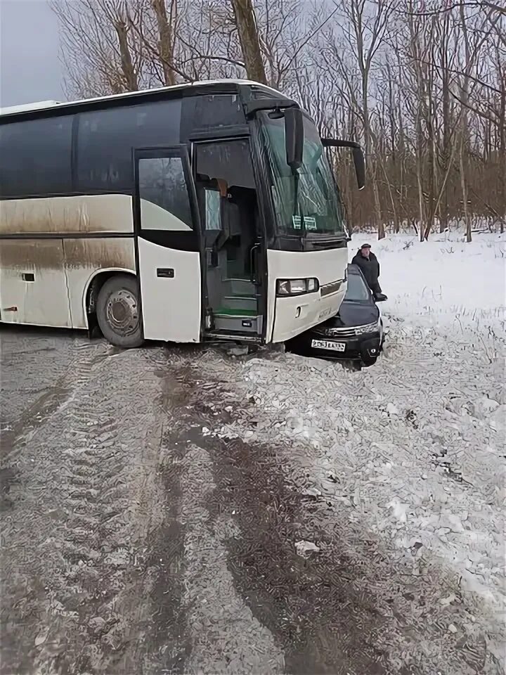 Автобус красный сулин 8. Авария красный Сулин 18.12.2021. Автобус авария красный Сулин. Авария в Красном Сулине с автобусом.