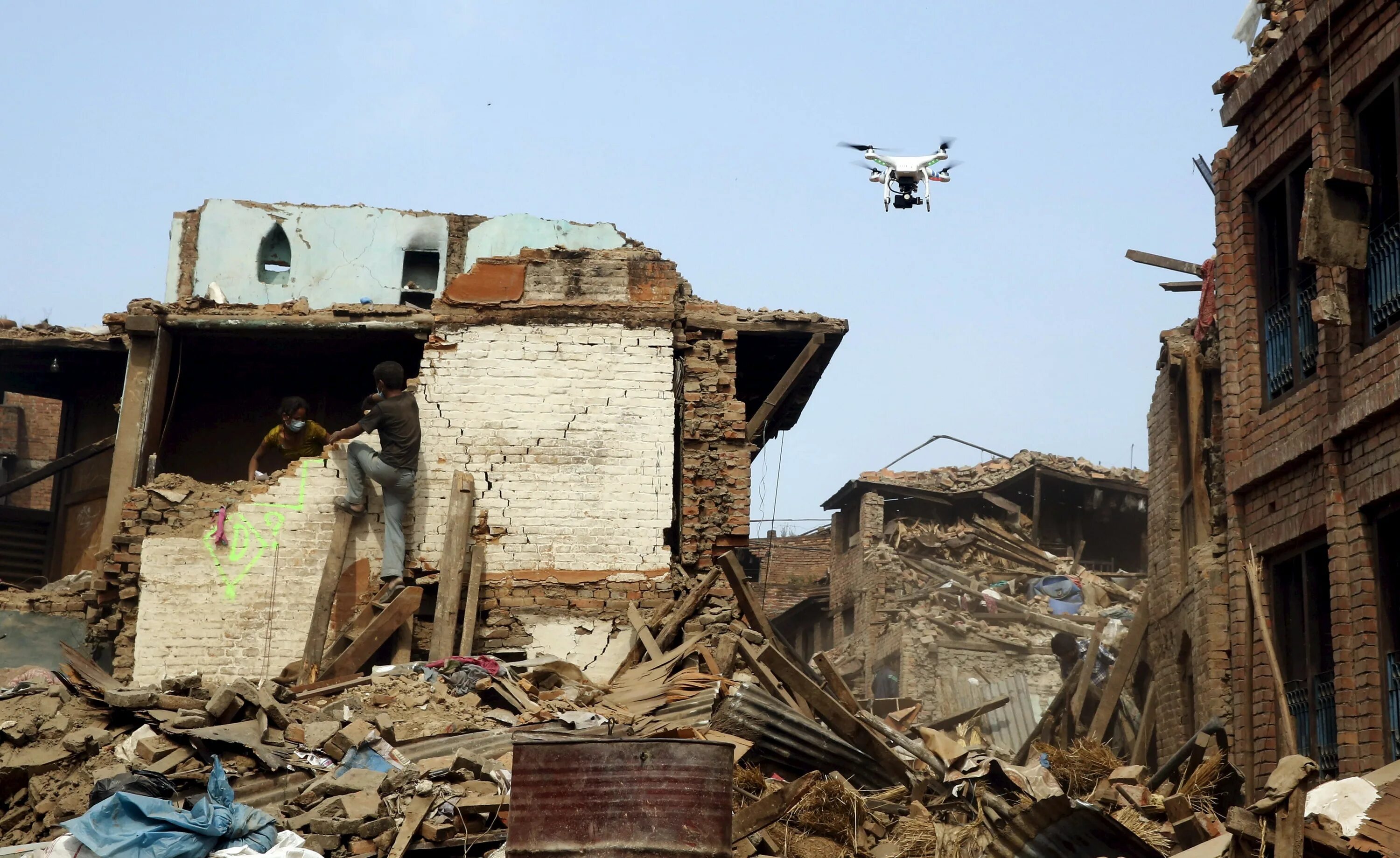 Disaster area. Дрон и землетрясение. Дроны землетрясение. Disaster Relief. Кладбище в Турции после землетрясения.