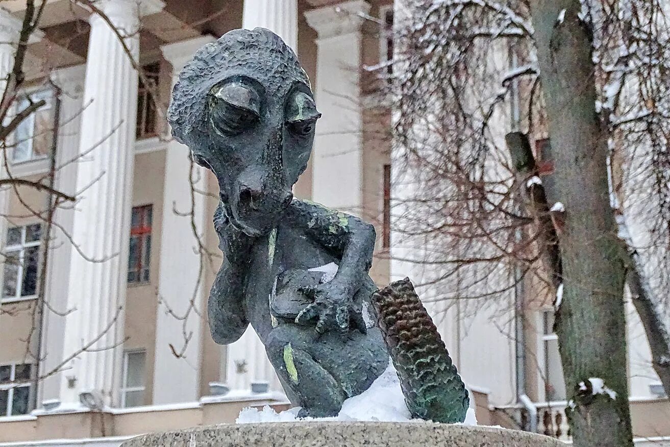 Памятник студенческому хвосту в туле. Памятник дракон без хвоста тула. Памятник хвостов нет в туле. Тула дракон памятник. Памятник хвосту тулгу.