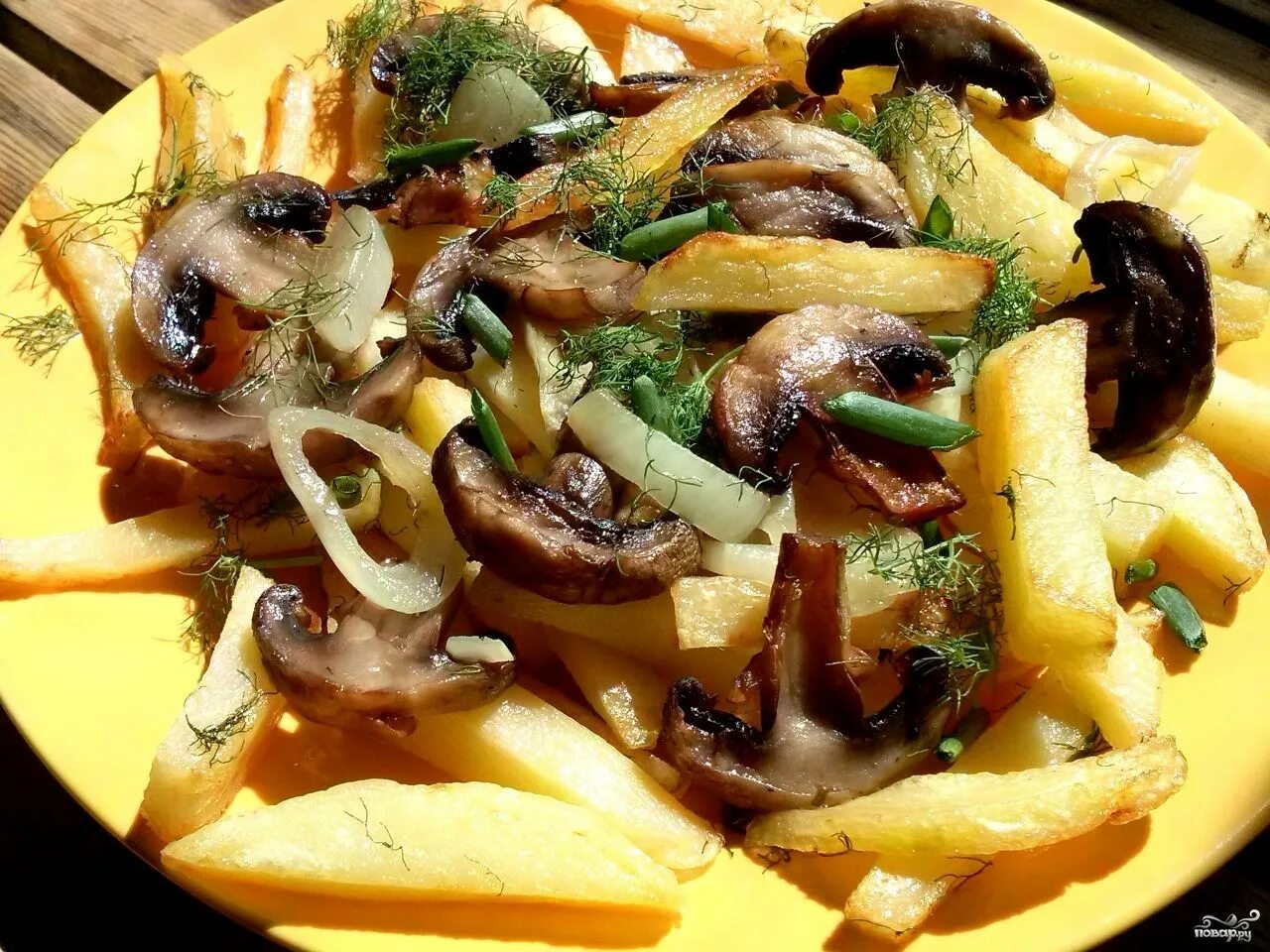 Жареная картошка с грибами. Жареная картошка с шампиньонами. Картофель с грибами и луком. Картошка жареная с грибами шампиньонами. Картошка с замороженными шампиньонами