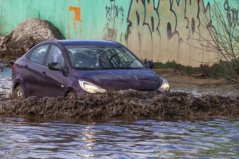 К чему снится машина в воде. Автомобиль в луже. Машина весной. Машина в глубокой луже.