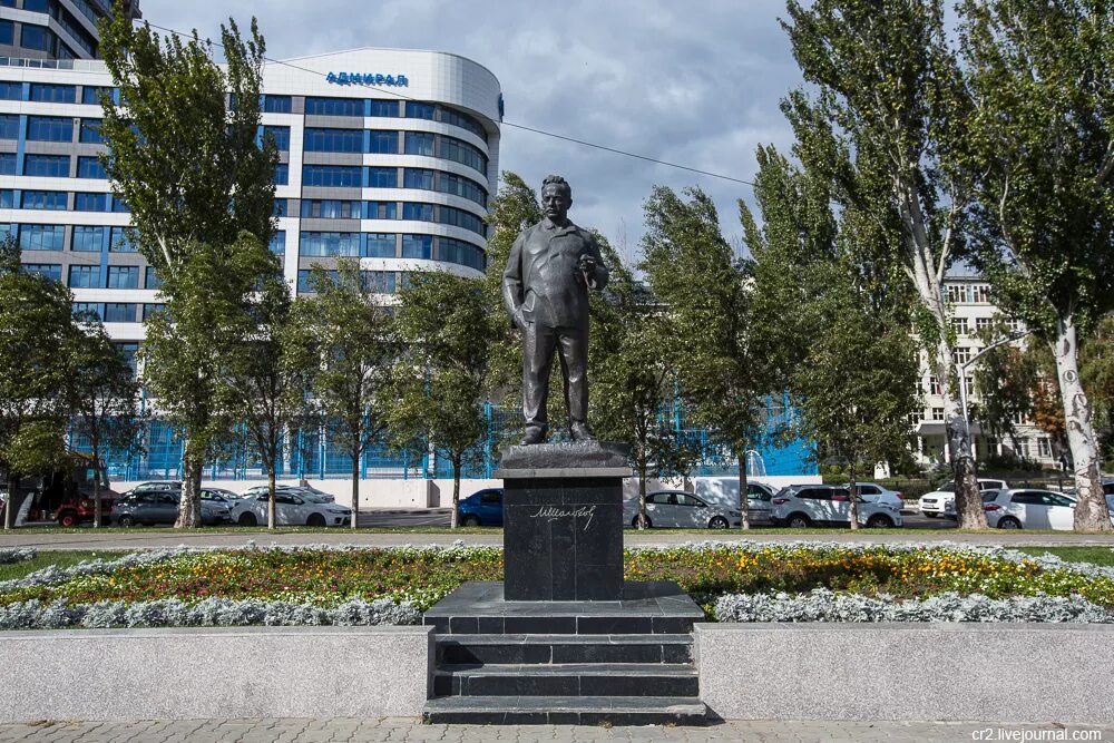 Памятники на набережной в ростове на дону. Байкову в парке горького ростов. Памятник великой октябрьской революции. Памятник жванецкому в ростове фото. Памятник октябрьской революции в парке горького ростов.