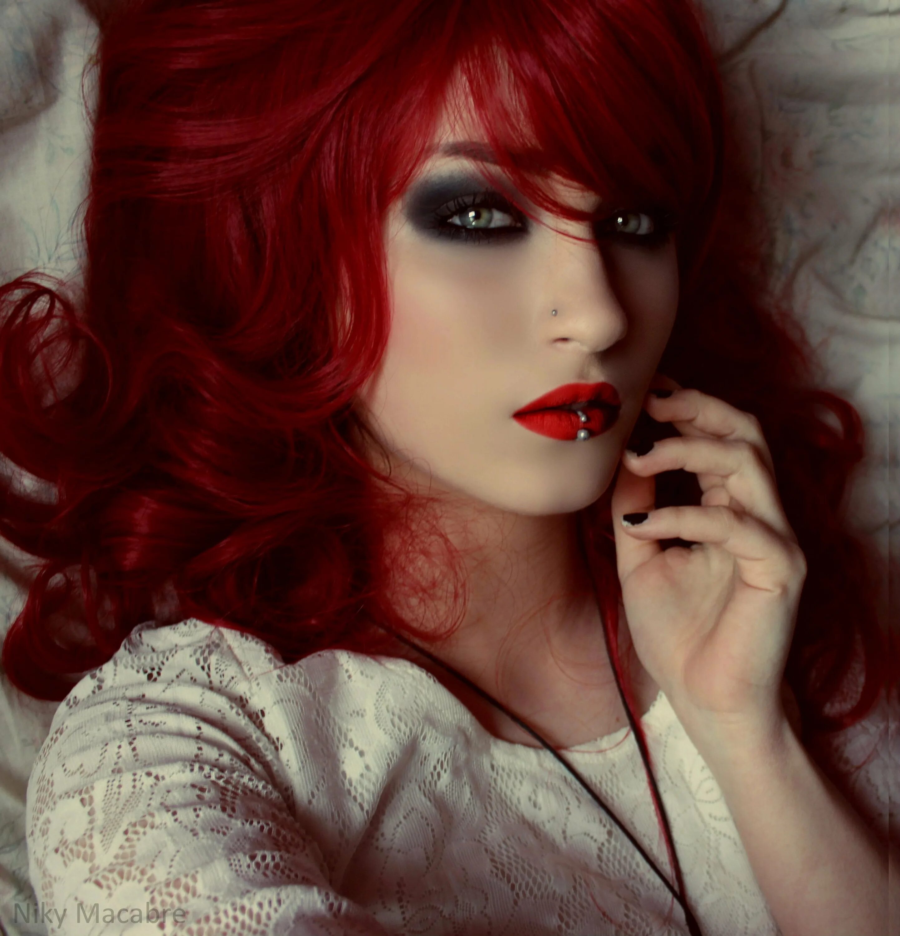 руссо красный цвет волос. стиль блэк грандж. красивые девушки с красными волосами. субкультура софт гранж. девушка с красными волосами.