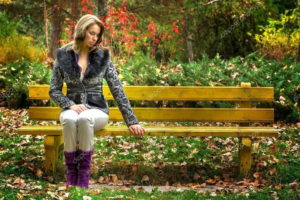 Женщина на скамейке в парке. Фотосессия на лавочке. Фотосессия на скамейке в парке. Фотосессия на лавочке в парке. Sit on a bench