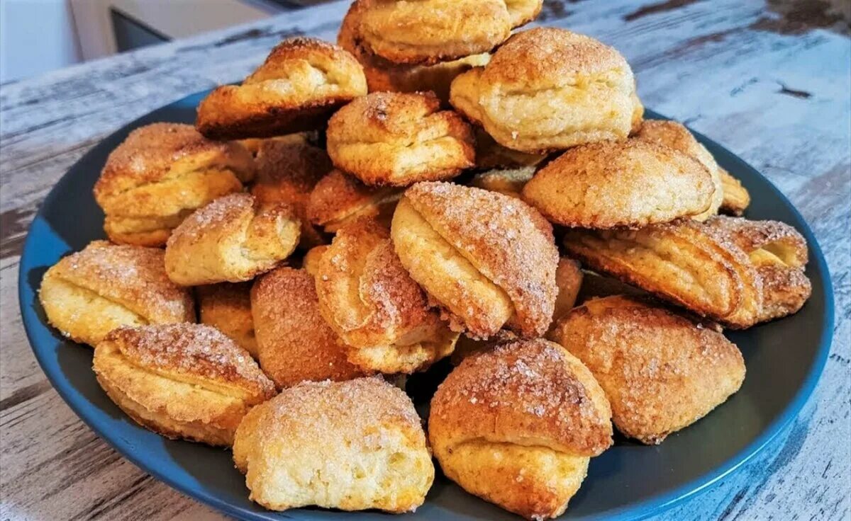 Печенье домашнее с сахаром треугольники. Творожное печенье треугольники гусиные лапки. Печенье творожное Кельнер. Творожное печенье с сахаром. Твороженое пичеье треугольники.