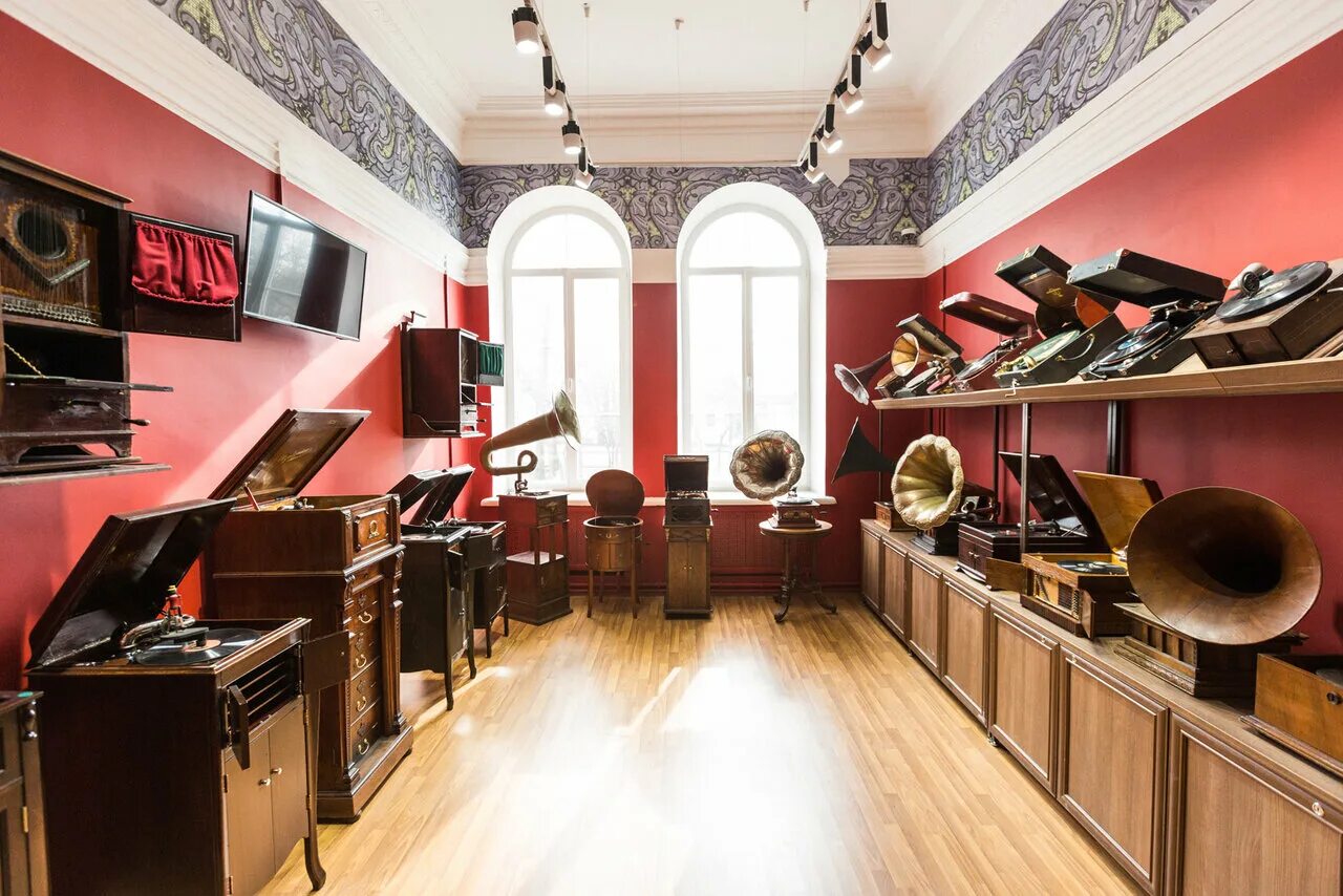 Памятный зал монумента героическим защитникам ленинграда. Экспонаты в пушкина в гурзуфе. Музей дом патефона. Музей на московском проспекте. Памятный зал монумента героическим защитникам ленинграда.