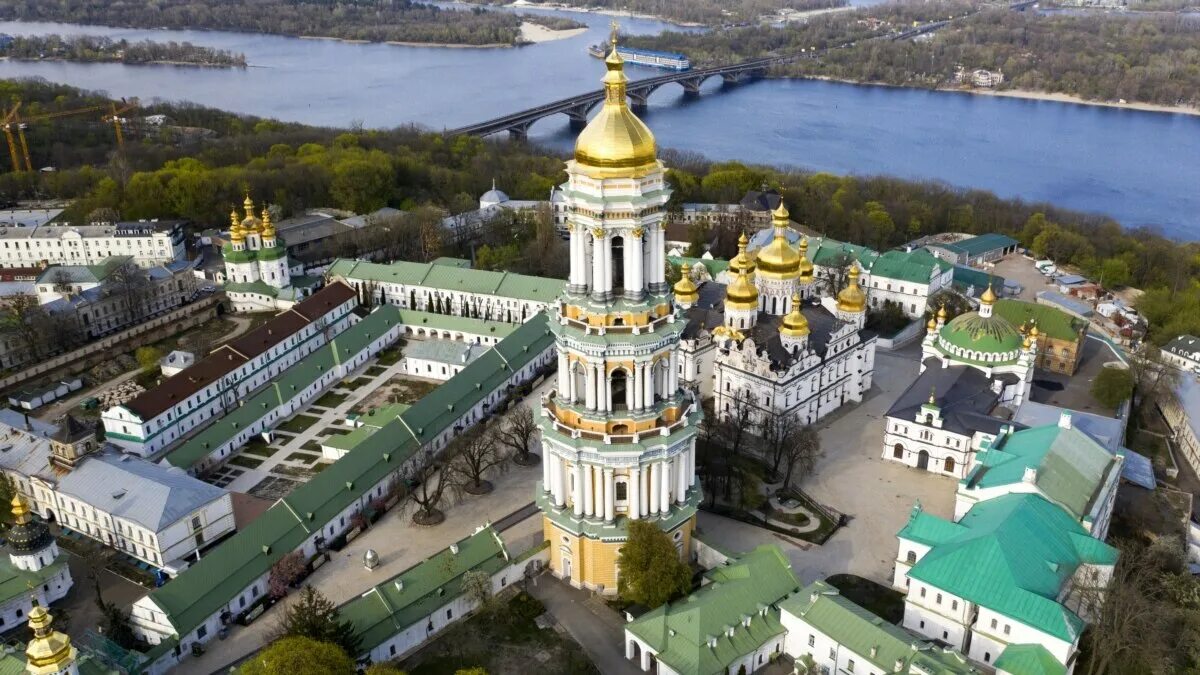 Киево-печерский монастырь. Киево печерский монастырь в киеве. Лавра киев легкий снежок. Киево-подольская церковь. Пещеры киево-печерской лавры.