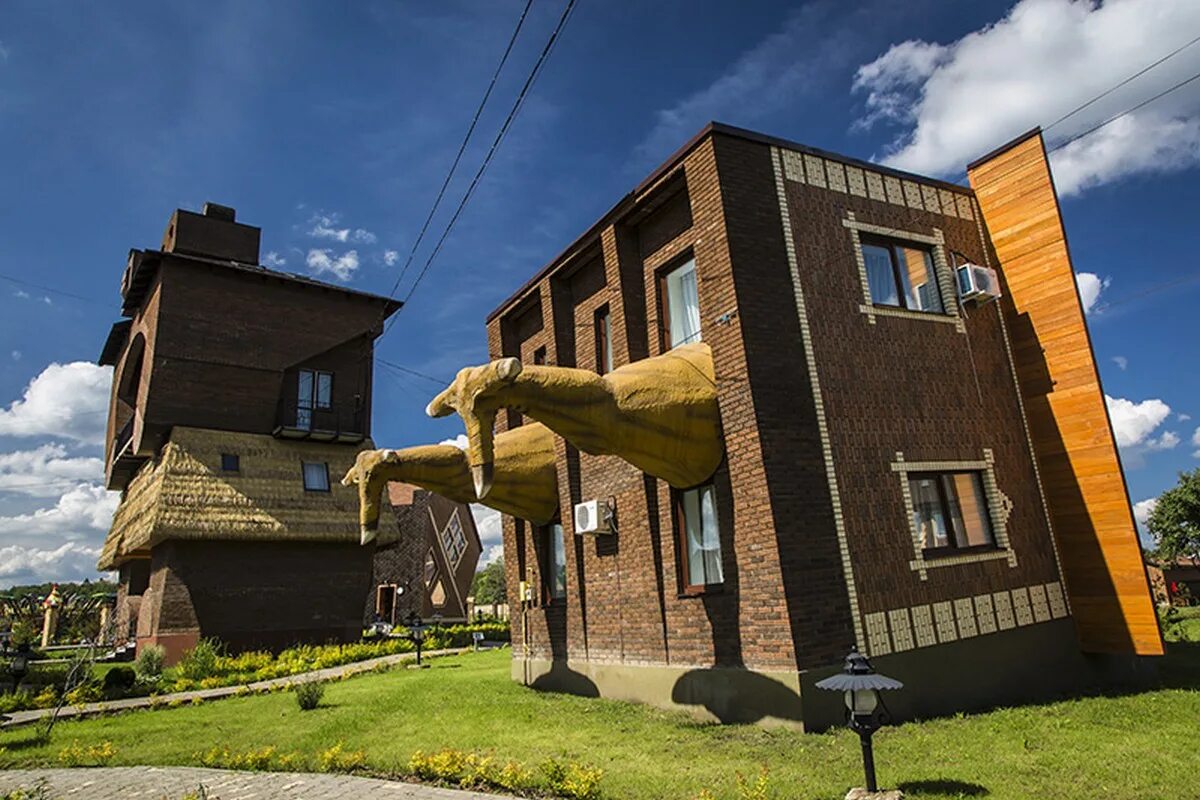 Загородные клубы дома. Лачи парк Калужское шоссе. Парк Лачи Шишкин лес. Лачи отель в Подмосковье. Парк отель Лачи Подмосковье.