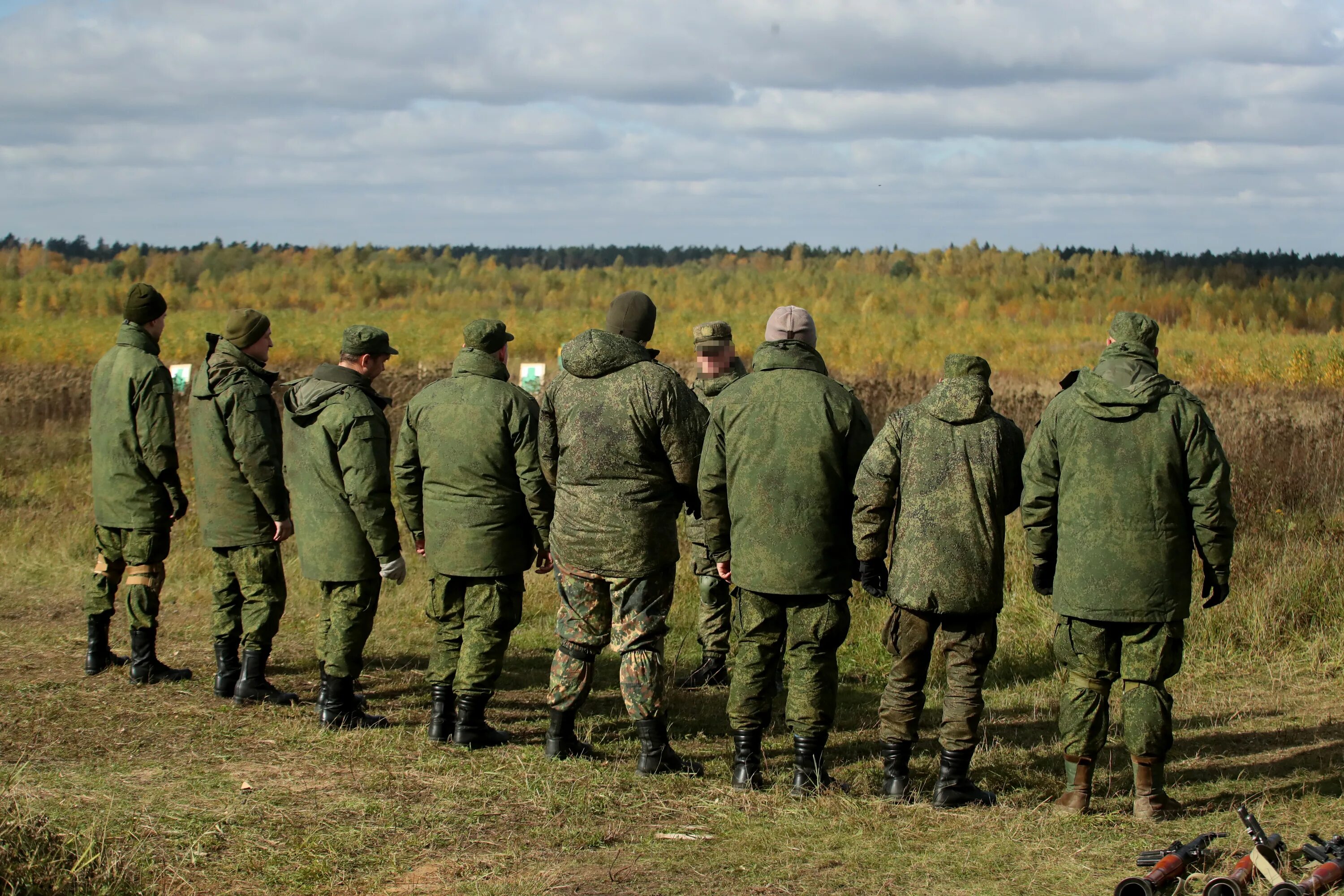 Солдаты на полигоне. Военные сборы. Российские солдаты мобилизованные на полигоне. Военные сборы молодежь.