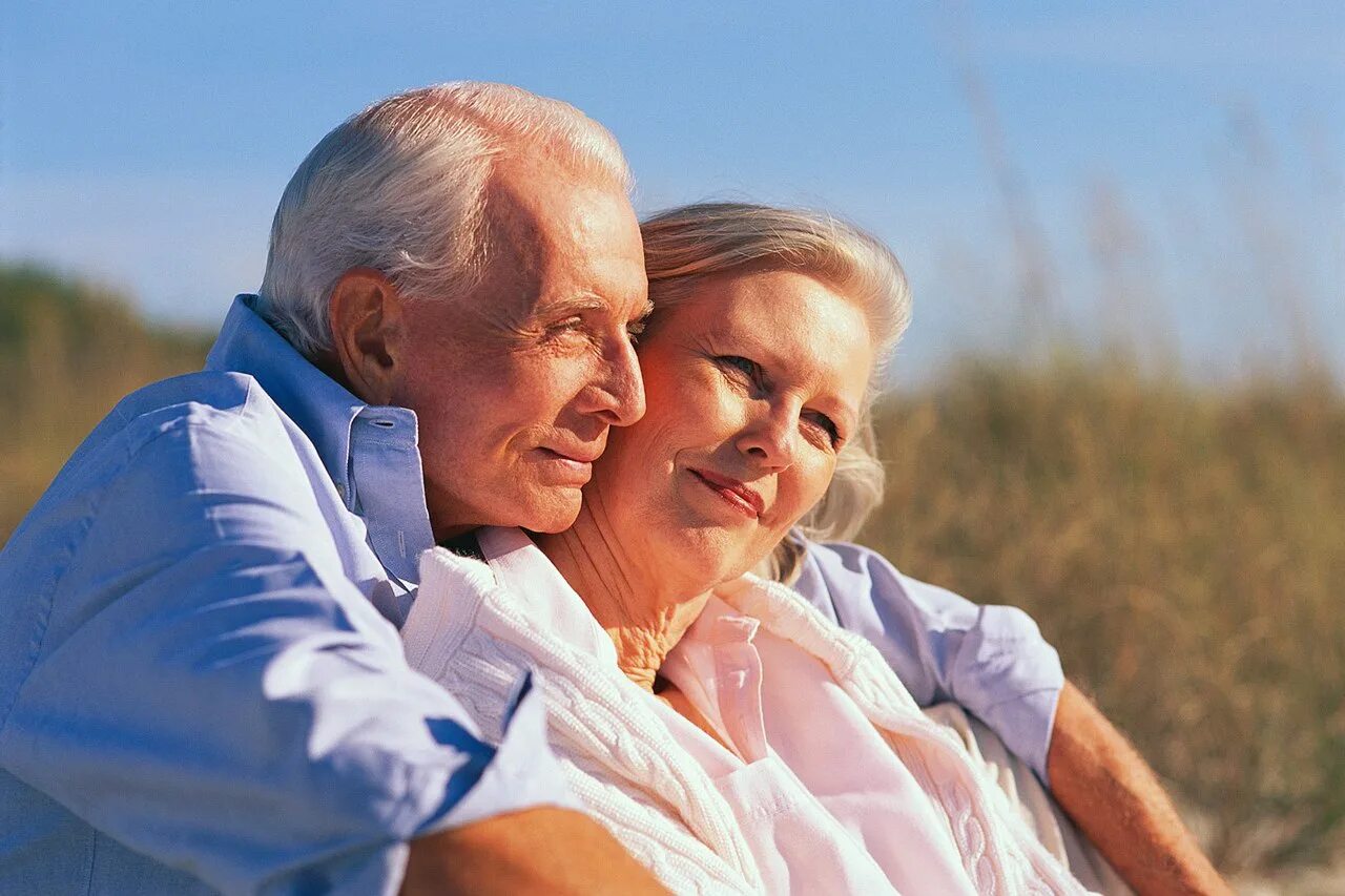 Муж и жена пенсионеры. Пожилые люди. Красивые пожилые люди. Влюбленная пожилая пара. Счастливые пожилые люди.
