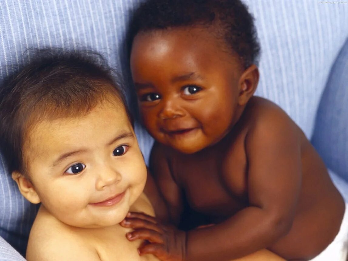 Мулат 2. Дети от разных рас. Темнокожий младенец. Белый и черный ребенок. Темнокожий и светлокожий ребенок.