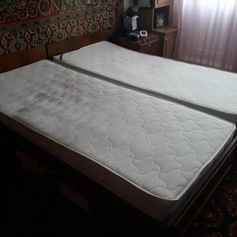 Авито матрас двуспальный. Кровать с двумя матрасами. кровать 2 метра шириной. два матраса на одну кровать.