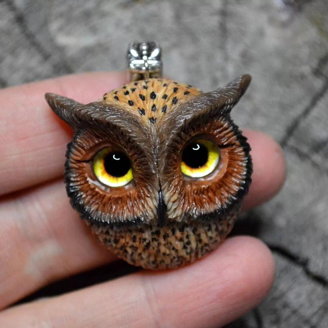 Сова из керамики. Лепка из глины сова. Совушка из полимерной глины. Брелок сова из полимерной глины. Брошка полимерная глина сова.