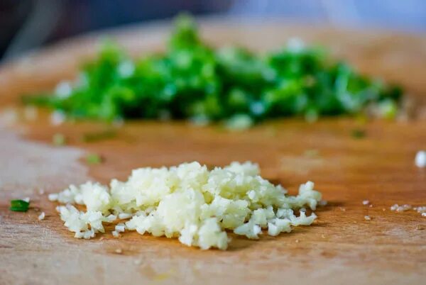 Рис воняет. Рис с зеленым луком. Приготовление чесночного риса. Чесночный рис фото. Что можно приготовить из вчерашнего риса.