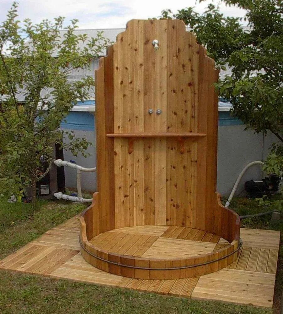 Деревянные летние души. Необычный деревянный туалет. Туалет для дачи деревянный красивый. Душевая кабина из дерева для дачи.