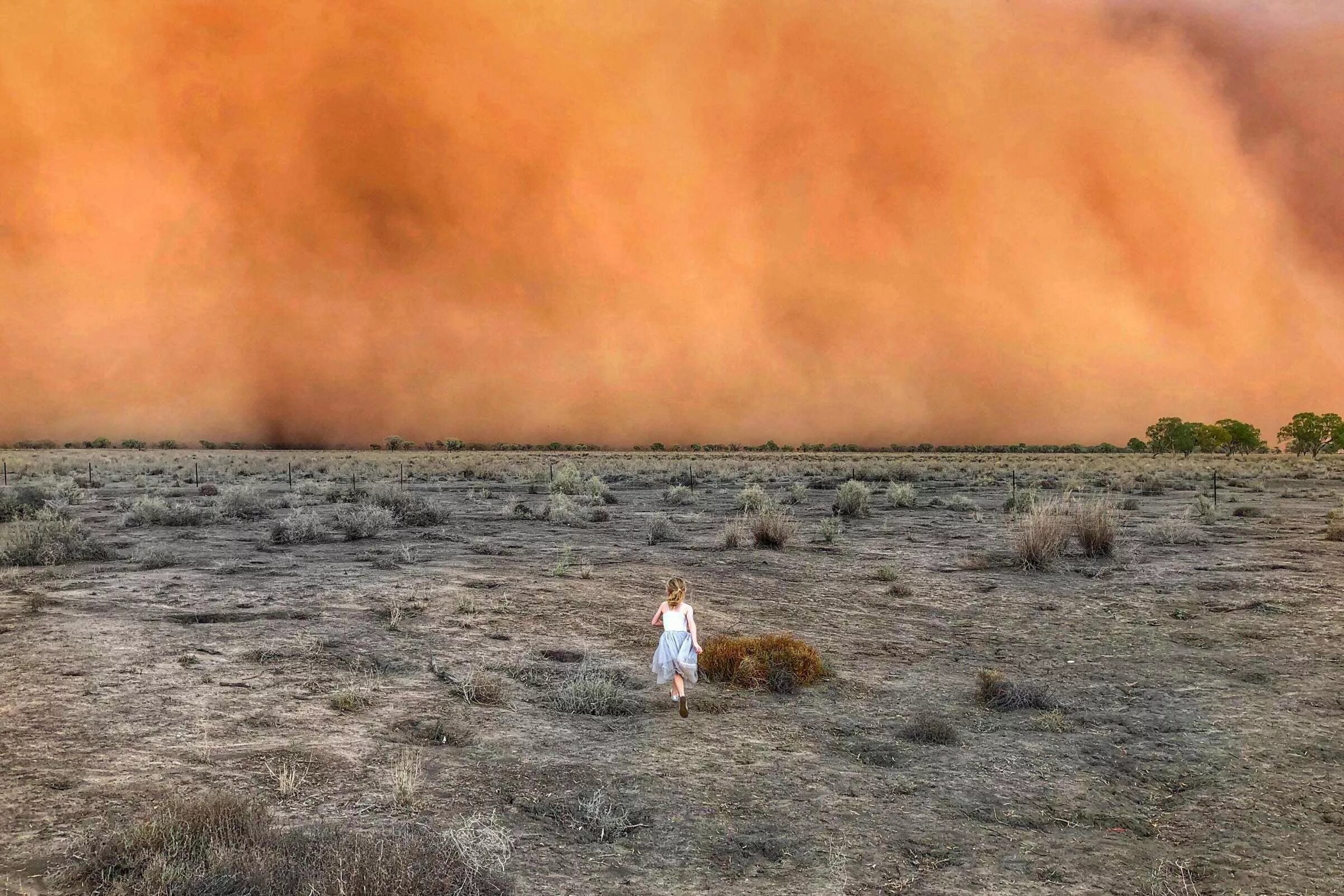 Пыльный город где то. Самум Песчаная буря. Песчаная буря в Австралии. Пыльная буря 19.04.2023. Пылевая буря в Австралии.