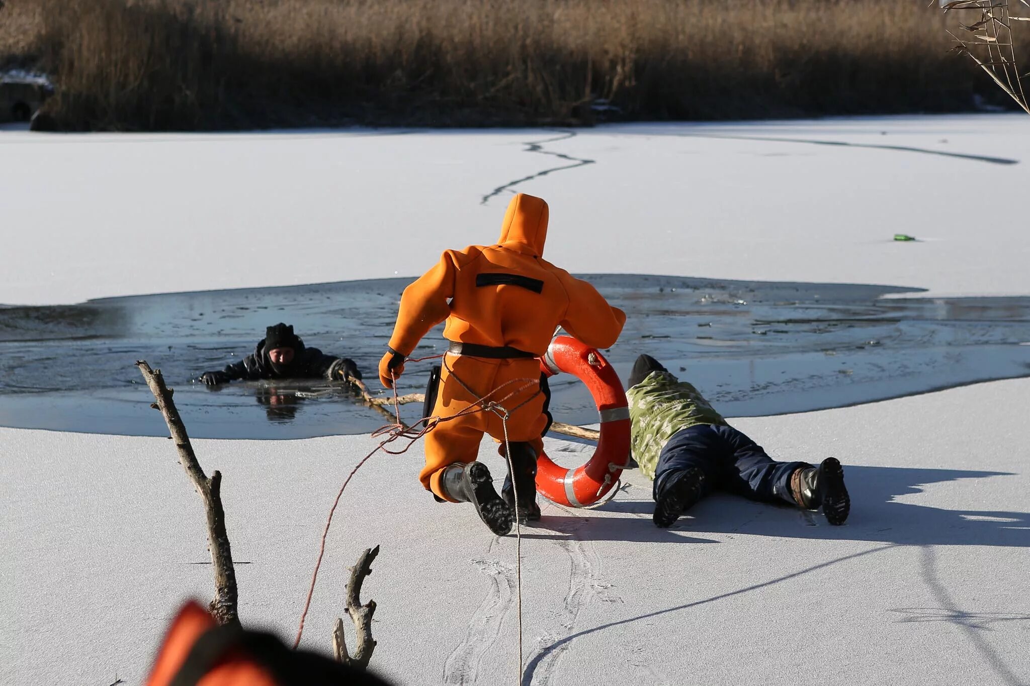 Спасение человека провалившегося под лед. Спасатели на воде зимой.