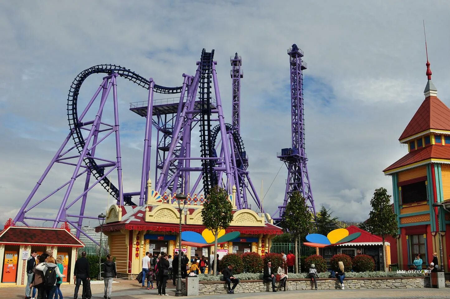 Куда можно сходить в лазаревском. Парк развлечений лазаревское. Лазаревское набережная аттракционы. Куда можно сходить в лазаревском. Аквапарк нептун лазаревское.