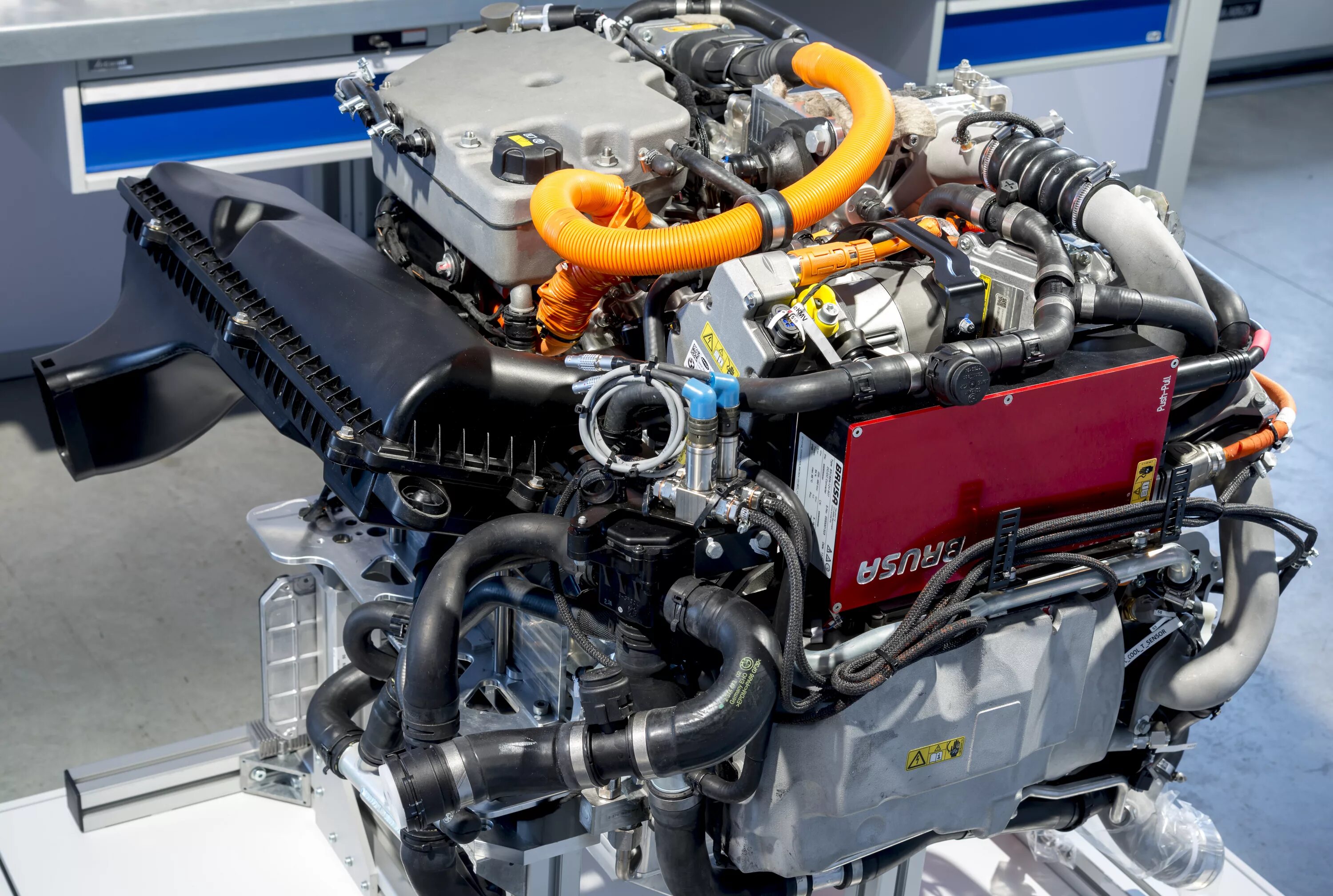 Какой двигатель используется на обычном дорожном. Bmw i8 hydrogen fuel cell. bmw i8 hydrogen fuel cell 2015. bmw i8 hydrogen fuel cell двигатель. водородный двигатель.