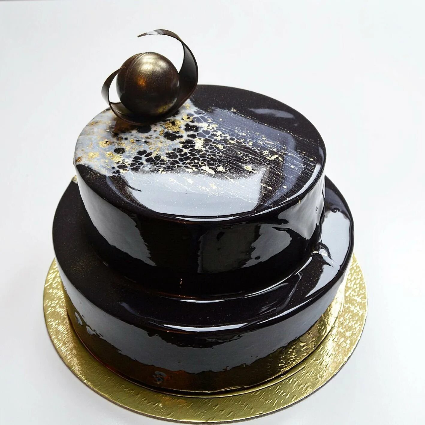 Глазурь гляссаж. Муссовый торт с глазурью. Муссовый торт с черной зеркальной глазурью. Торт муссовый мраморный.