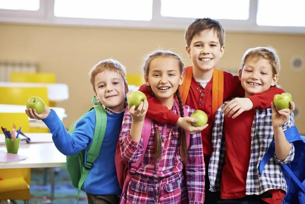 Школа Happy Kids. Дети в хорошей школе. Счастливые школьники подростки с фруктами фото. Happy School children.