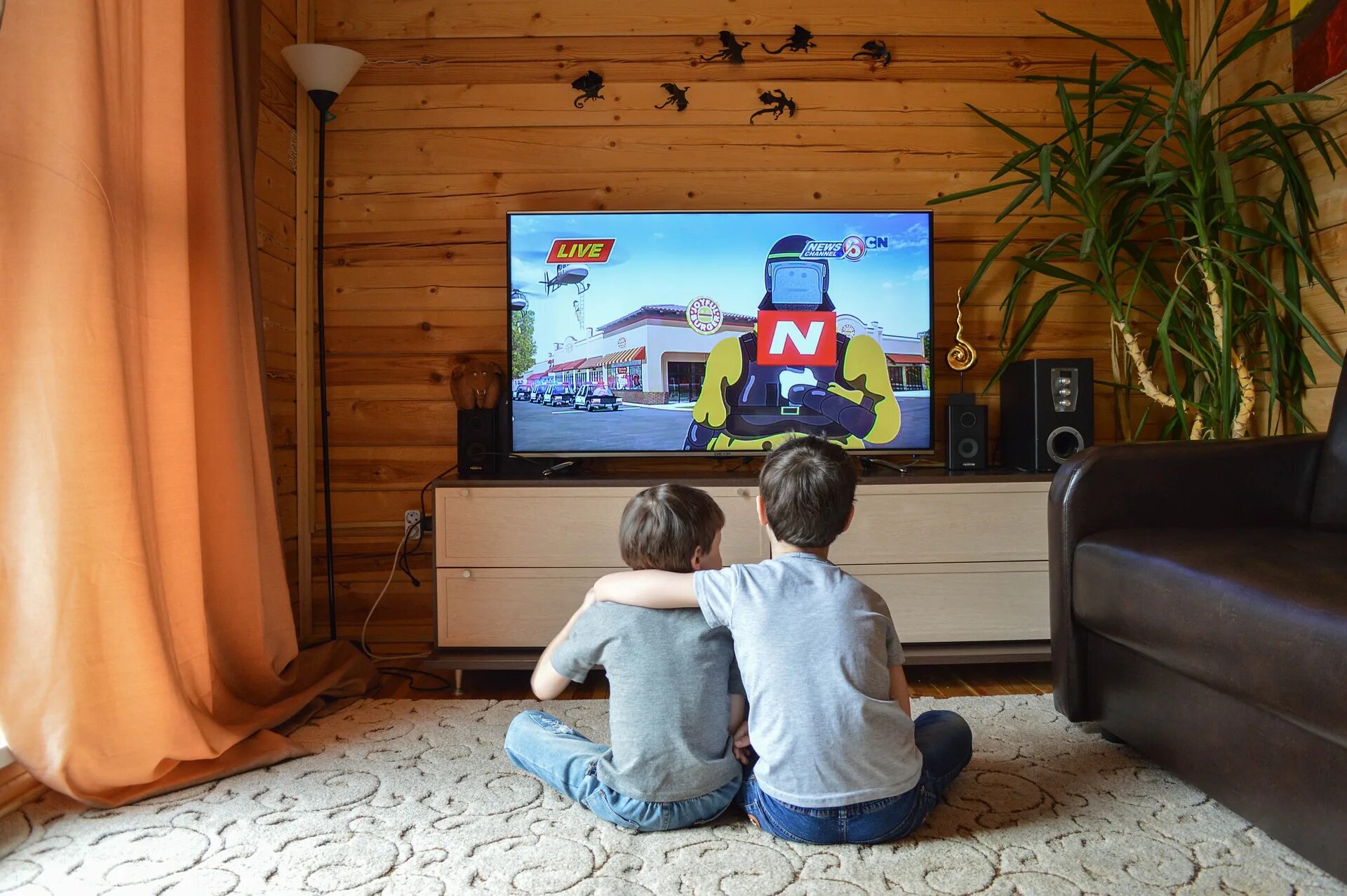Дети перед телевизором. Телевизор для детей. Телевизор на даче. Дети смотрят телевизор. Ребенок за телевизором.