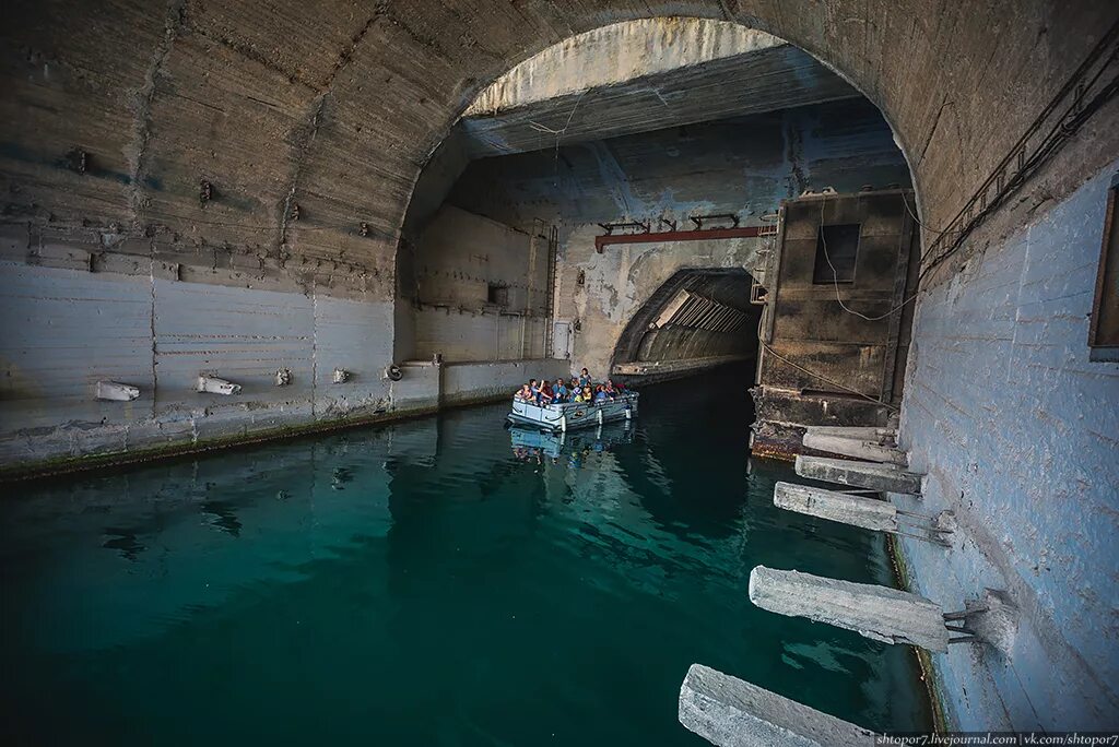 Секретная база. Балаклава секретная база подводных лодок. Видяево база подводных лодок в скале. Подземные базы подводных лодок Видяево. Заброшенная база подводных лодок в Балаклаве.