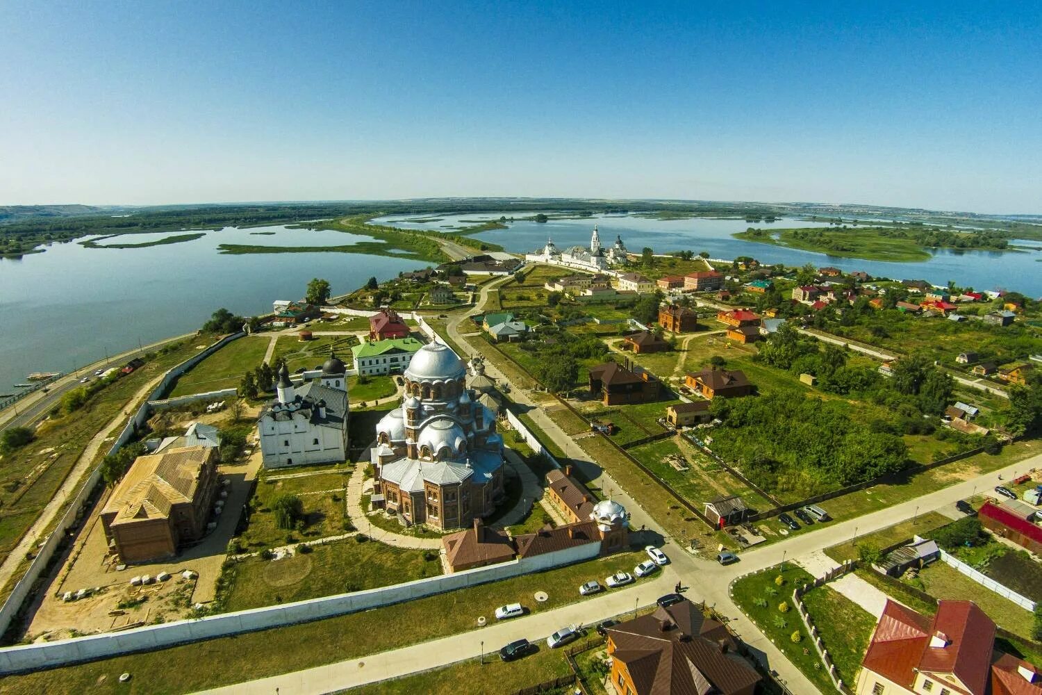 Свияжск самостоятельно. Свияжск остров-град. Музей-заповедник «остров-град Свияжск». Татарстан остров Свияжск. Остров Свияжск достопримечательности.