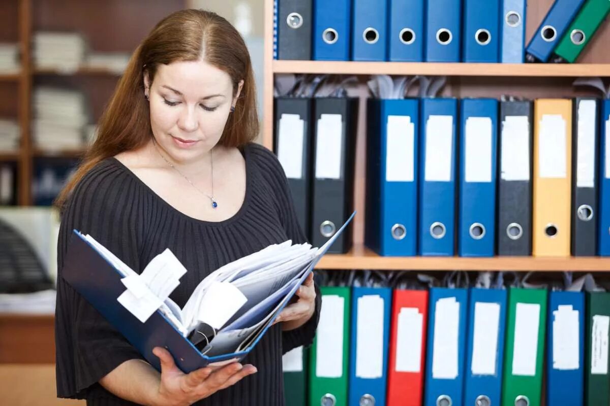 работник архива. документы учителя. человек с документами и компьютером. женщина работает. подработка с документами.