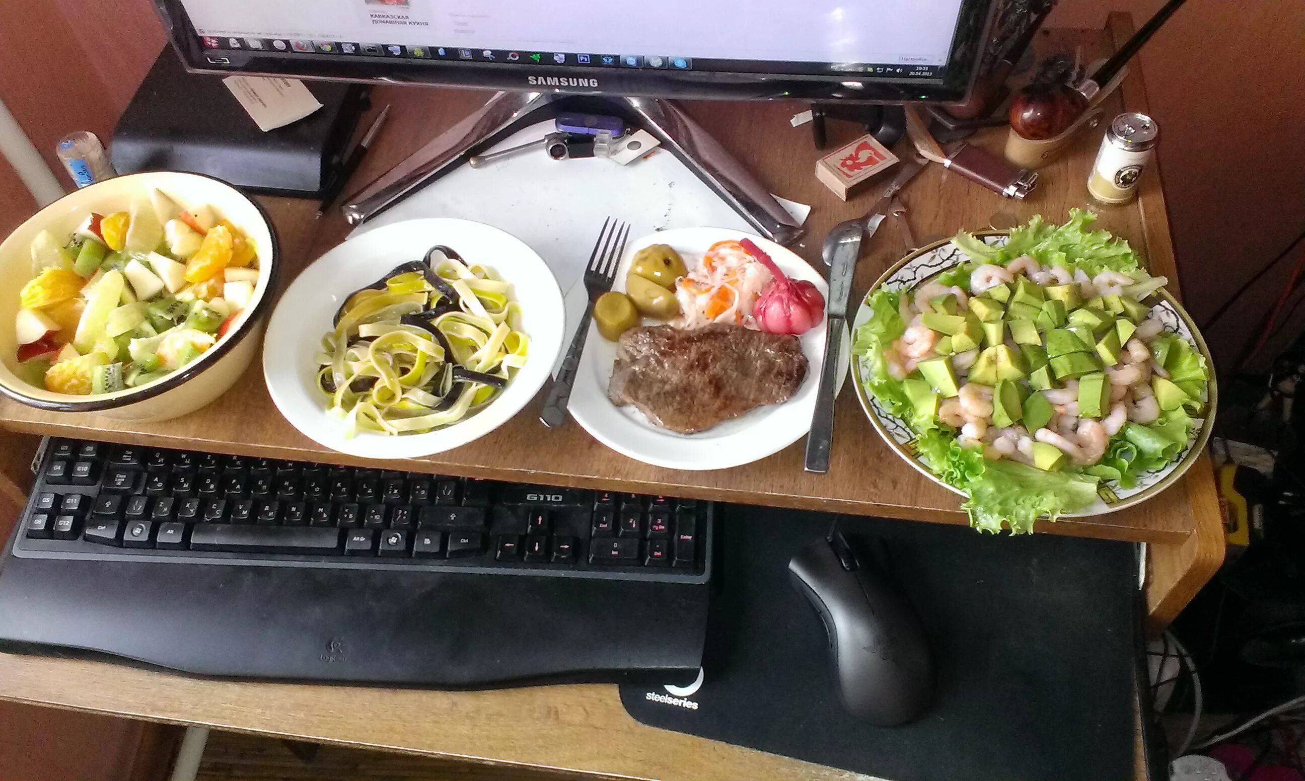 Ужин мем. Стол с кучей еды. Компьютер и еда. Еда на работе прикол. Перед столом с едой.