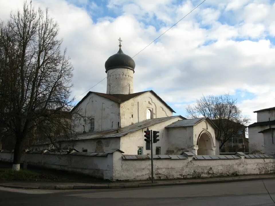 Храм козьмы и дамиана. Псков храм косьмы и дамиана с примостья. Церковь косьмы и дамиана псков. Храм космы и дамиана с примостья колокола. 1463 г.