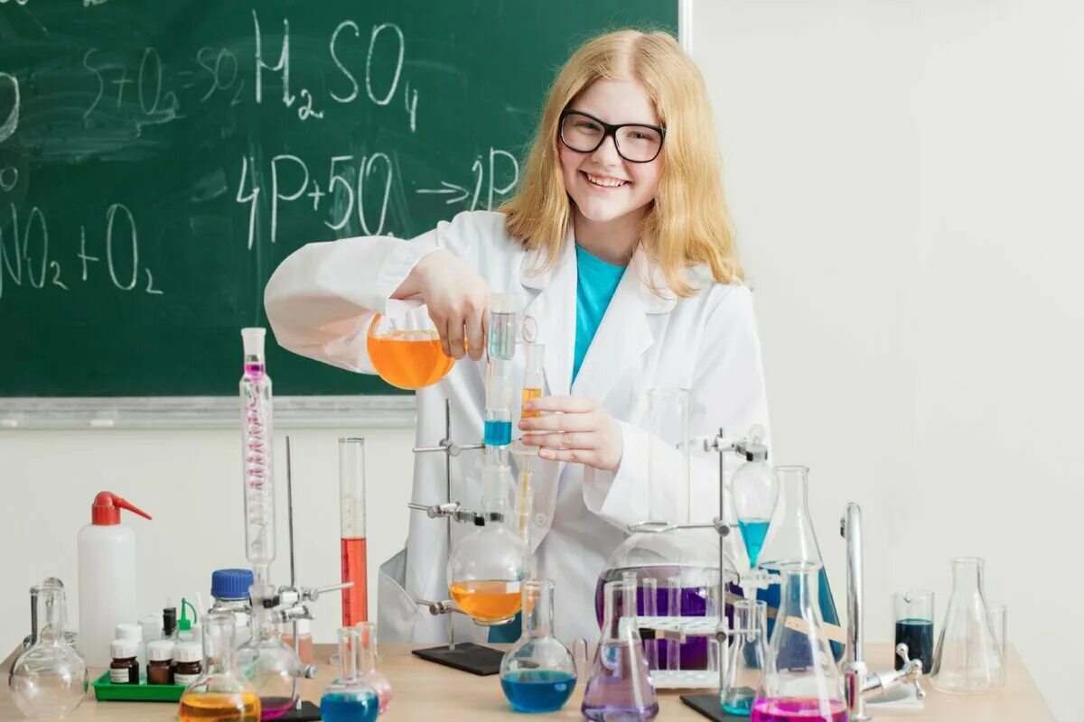 Химия повышенный уровень. Урок химии. Фотосессия урок химии. Химия девушка. Урок химии в школе.