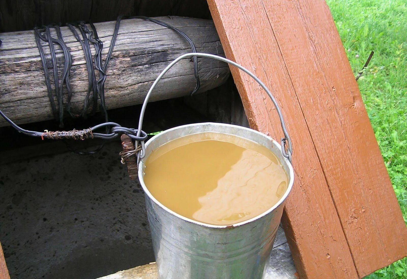 Ведро с водой общей. Колодезная вода. Ведро с колодезной водой. Грязная вода в колодце. Ведро для колодца.