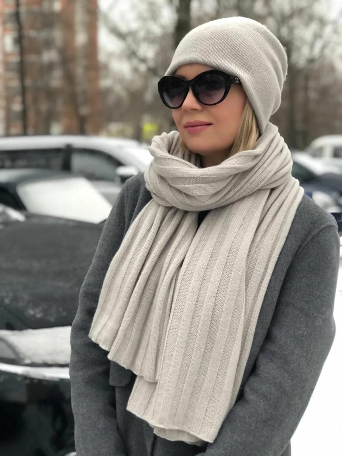 Шарф серый женский. Пальто с шарфом. Шарф серый. Палантин. Шарф к серому пальто.