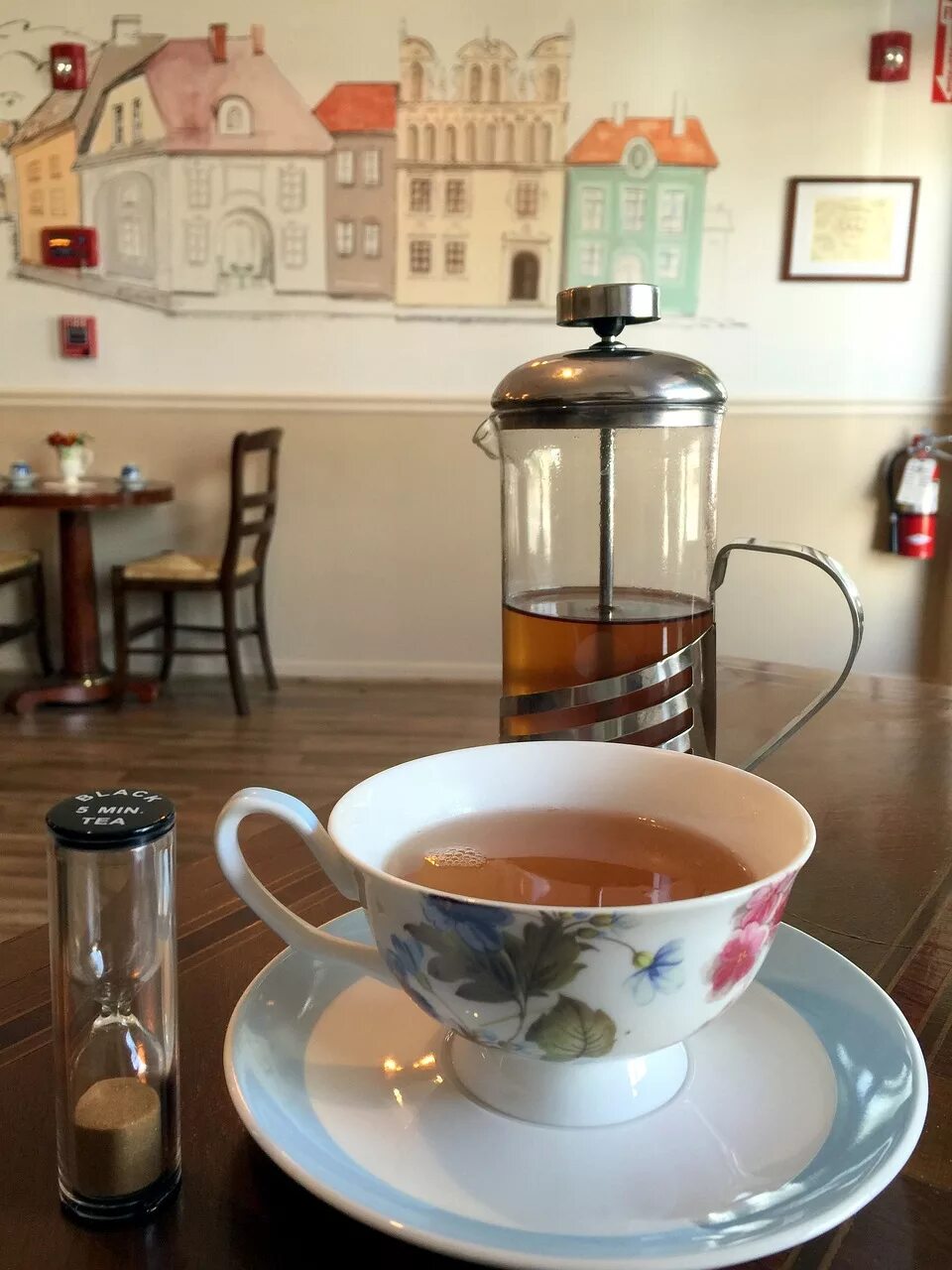 Чайная кафе. Кружка чай. Кофе в кафе. Кружка с чаем. Чай на столе фото