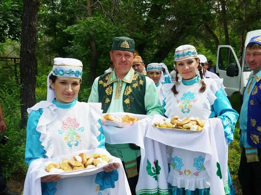 Татарские праздники. Татарские народные праздники. Весенний праздник у татар. Гостеприимство татар. Гов татар