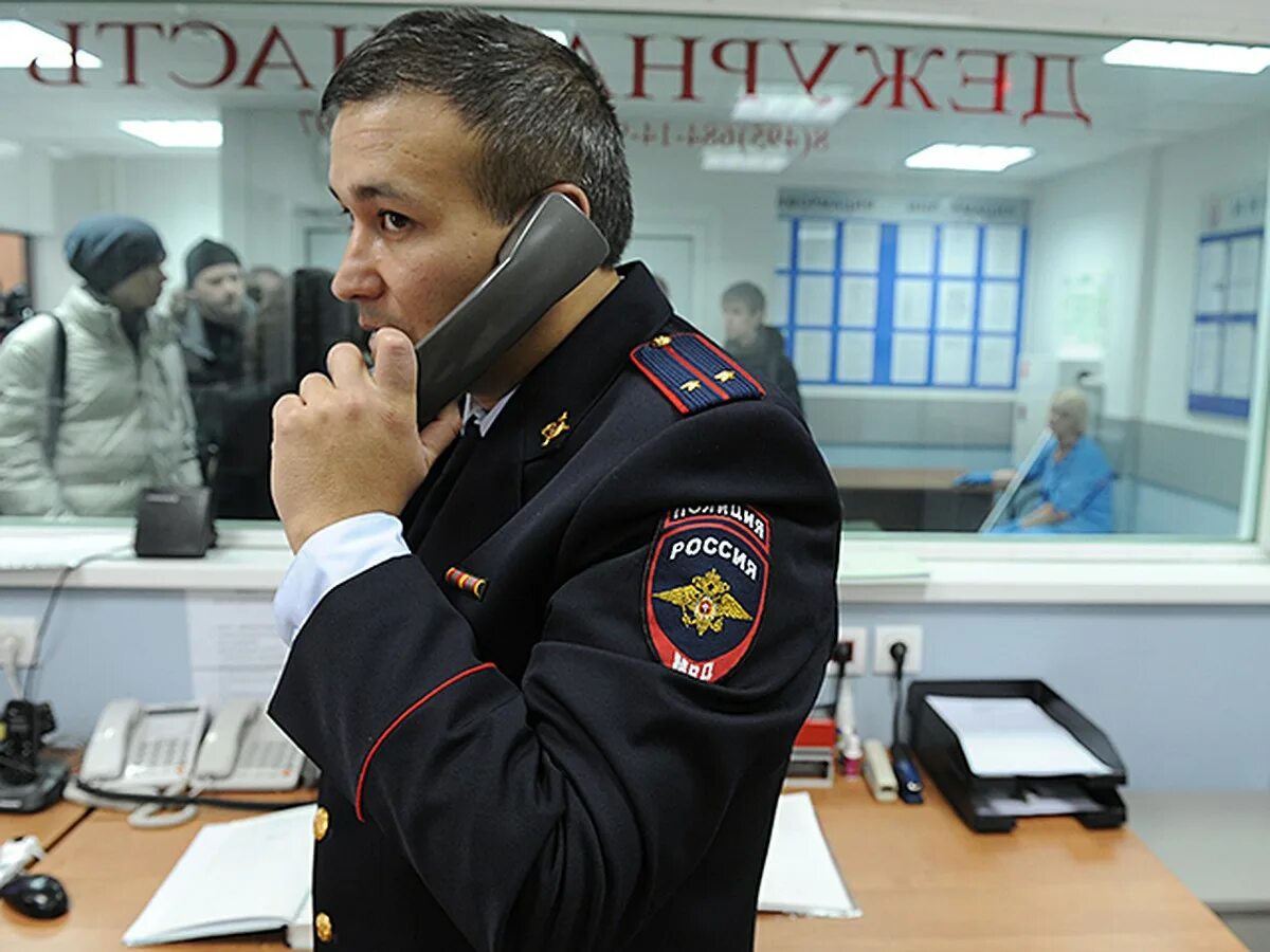 Дежурный отдела полиции. Дежурная часть полиции. дежурный полицейский. дежурные части полиции. дежурная часть овд.
