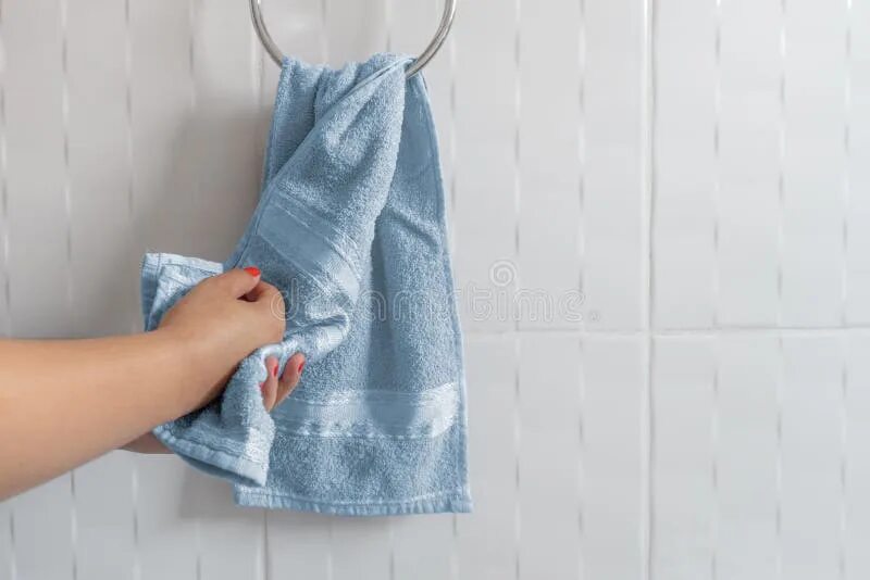Просить полотенце. Полотенце для рук. Вытирание рук полотенцем. Полотенце для рук висит. Полотенце для вытерание рук.