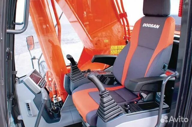 Кабина Doosan dx300. Кабина Doosan dx260. Доосан 210 экскаватор кабина. Doosan dx225lca кабина изнутри. Салон экскаватора