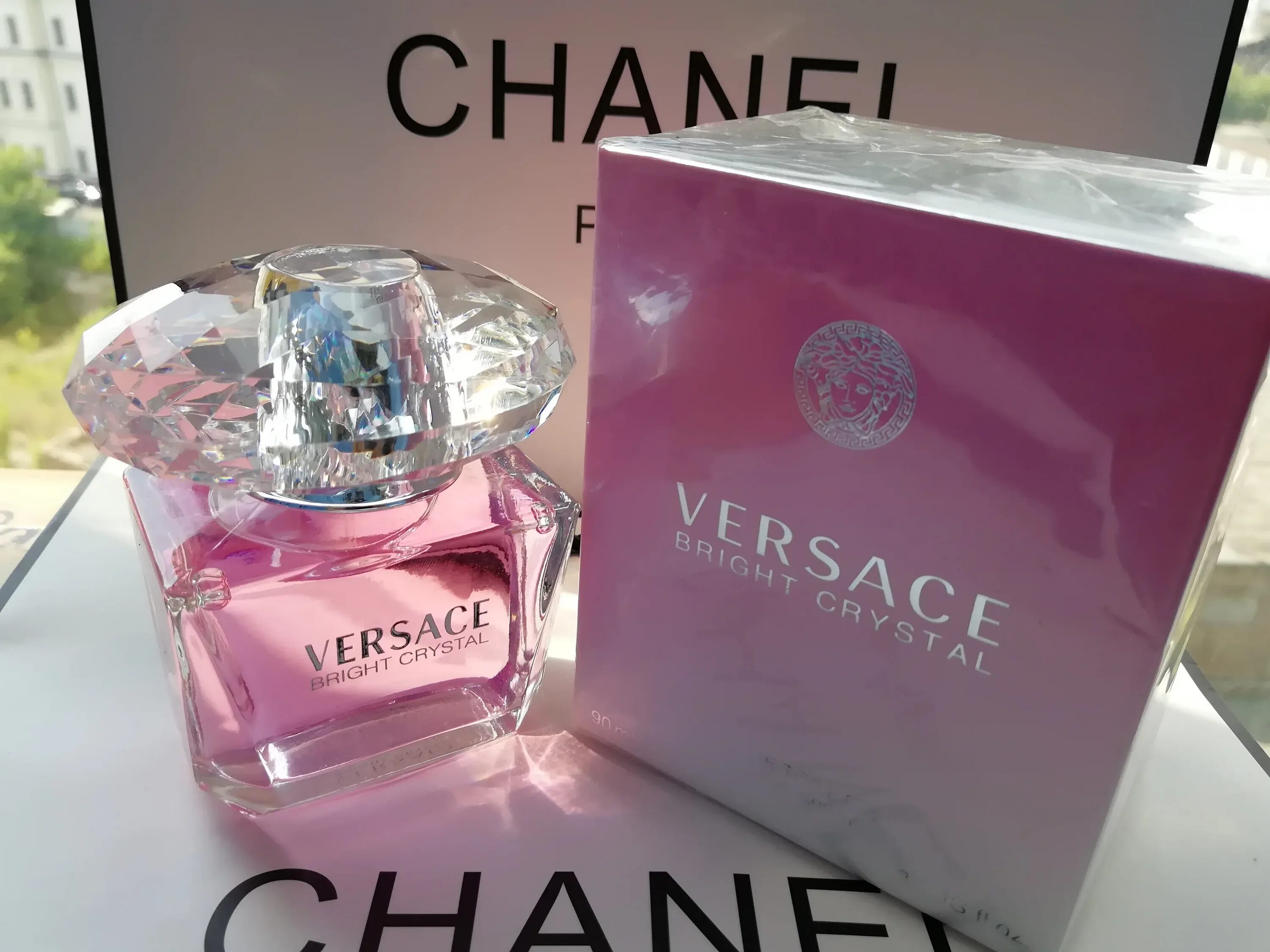 Духи кристалл розовые. Туалетная вода Bright Crystal Versace 90ml. Versace Bright Crystal 90 мл. Духи Версаче Брайт Кристалл женские. Versace Bright Crystal 90ml белый.