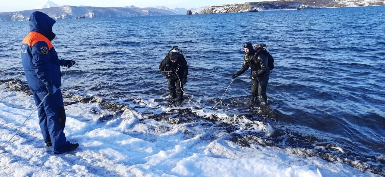 Водолазы из фонтейна вылавливают реликвии и надеются. Спасатель водолаз МЧС. Водолазы МЧС России. Водолазная служба МЧС России. Спасения МЧС водолаз.