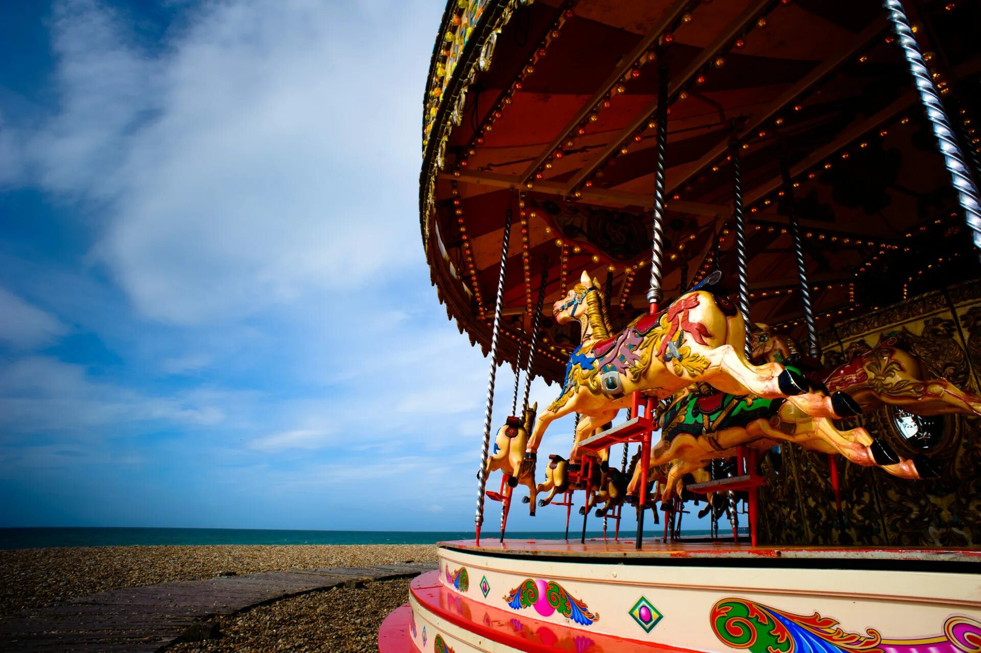 Merry go round hisaishi. Merry go Round Карусель общий вид. Круглая Карусель на острове счастья. Вид ног сверху на каруселях. Карусель гиф.