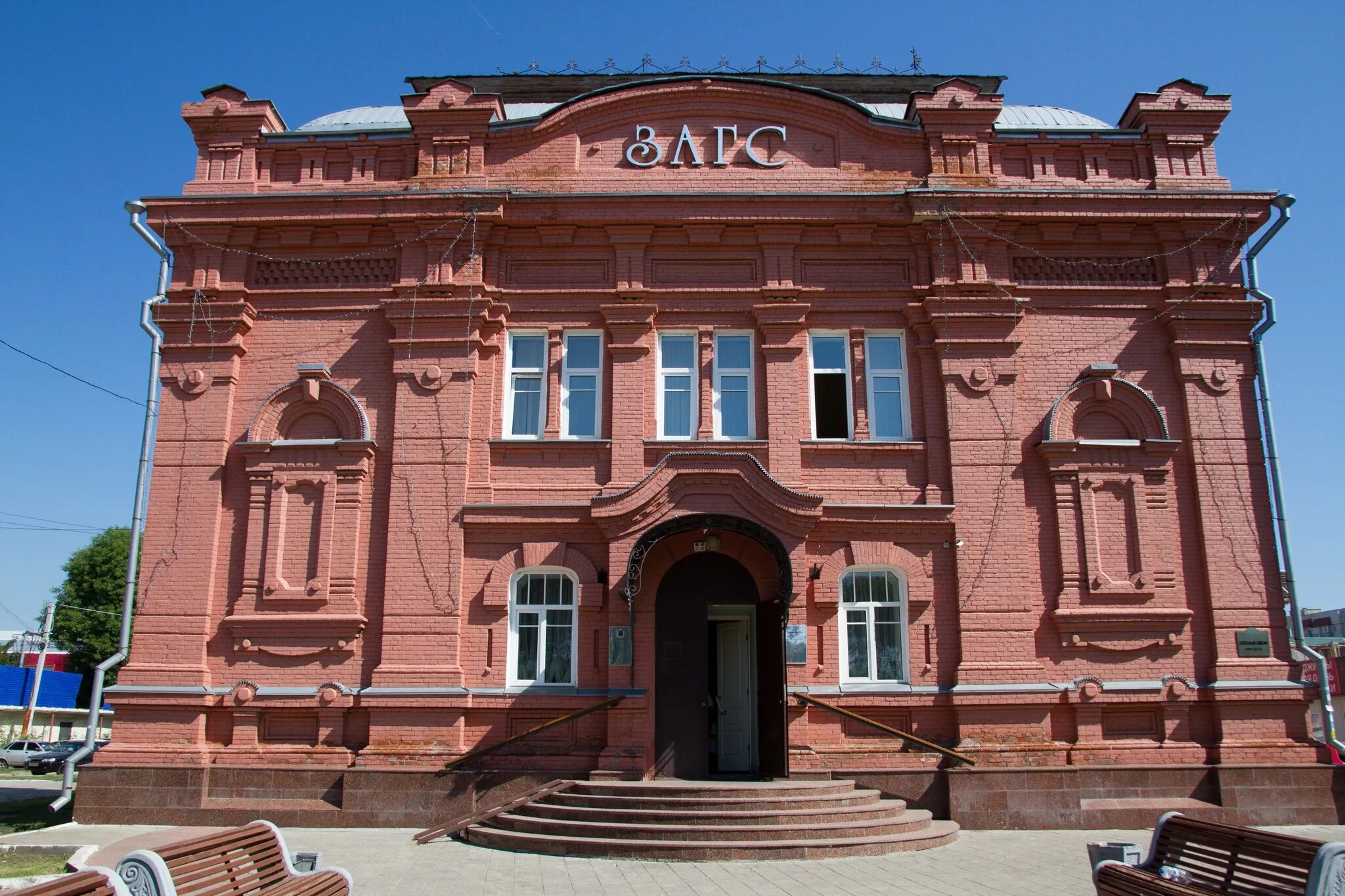 ЗАГС В городе Энгельс. Здание ЗАГСА Энгельс. Энгельс ЗАГС снаружи. Хлебная биржа Энгельс.