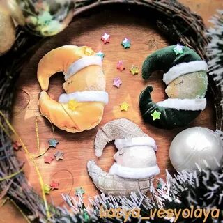 Елочная игрушка месяц