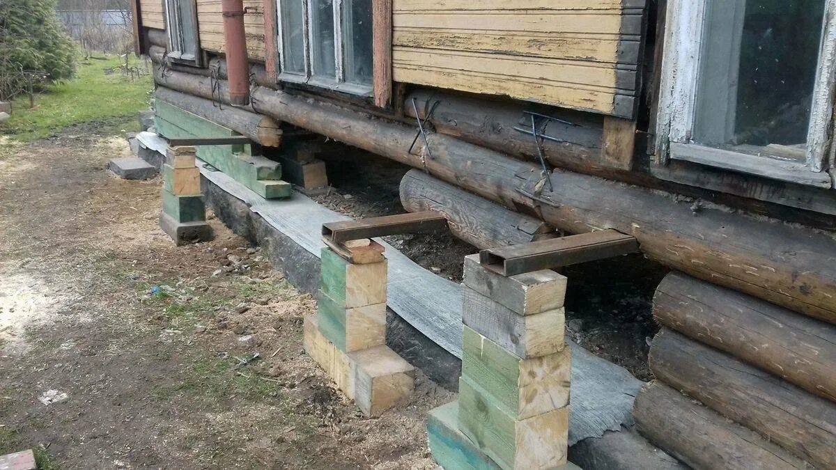 Подъем фундамента деревянного дома. Нижний венец сруба. фундамент под старый дом. реконструкция старого фундамента. реконструкция старого сруба.