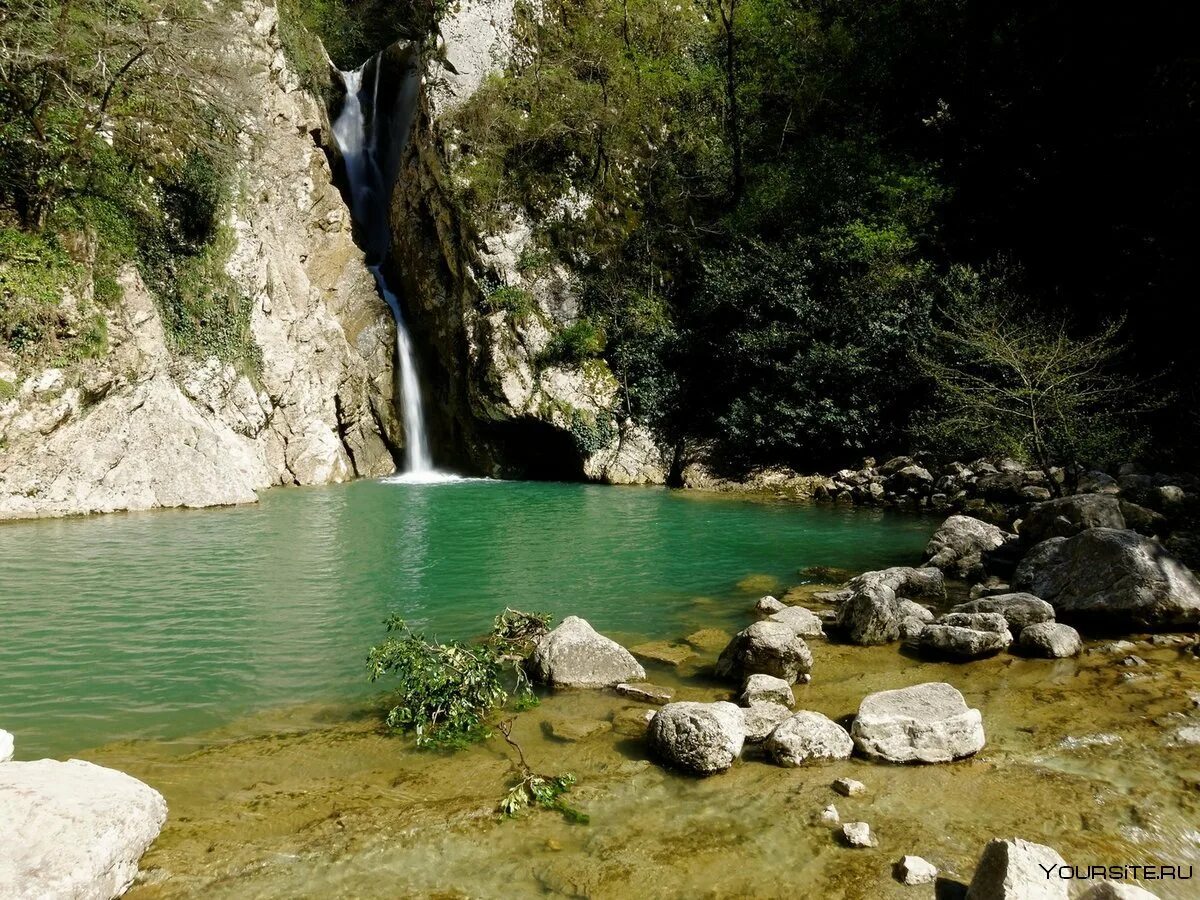 Агурские водопады краснодарский край. Агурское ущелье Адлер. Агурские водопады. Город Сочи. Агурский водопад Сочи.