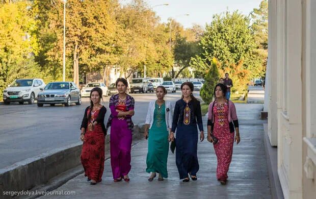 Ашхабад Туркмения люди. Ашхабад население 2022. Туркмены в обычной жизни. Туркменские женщины в обычной жизни. Сколько туркмен