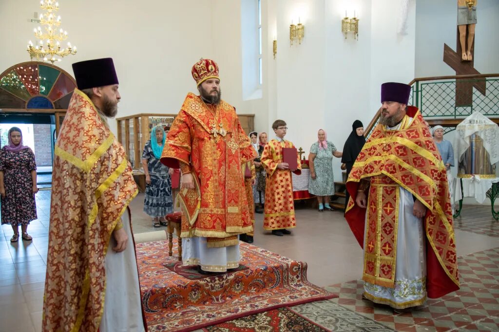 Кинельская епархия сайт. Церковь Виловатое Самарская. Самарская Виловатое храм настоятель. Епископ Софроний Кинельский Рождество. Епископ Софроний Кинельский в желтом облачение.