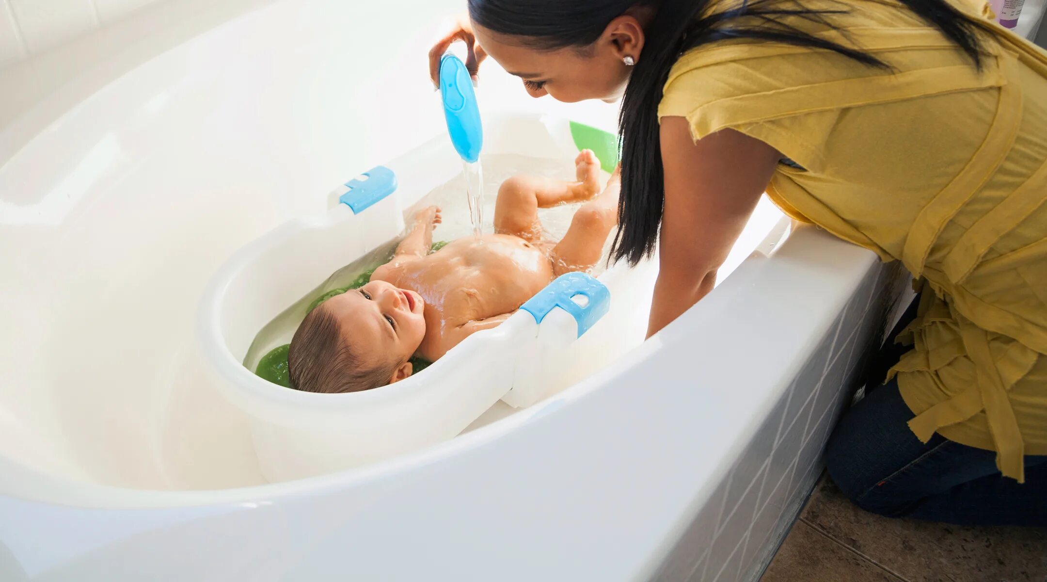 Первая гигиеническая ванна. Купание новорожденного ребенка. Гигиеническая ванна ребенка. Купание грудного ребенка. Ванна для подмывания грудного ребенка.